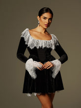 Robe courte en velours ornée de dentelle