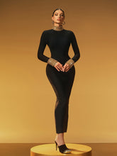 Robe longue bandage à col montant ornée de perles