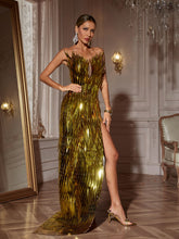Robe en plumes métalliques dorées