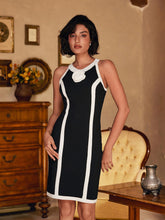 Robe courte noire à col rond et imprimé floral en maille