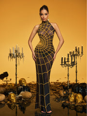 Robe longue dorée à col montant et perles en toile d'araignée