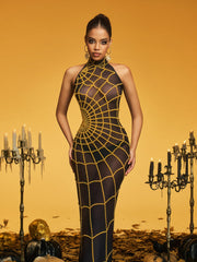 Robe longue dorée à col montant et perles en toile d'araignée