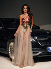 Robe en maille brodée de fleurs à col en V