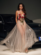 Robe en maille brodée de fleurs à col en V