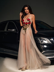 Robe en maille brodée de fleurs à col en V