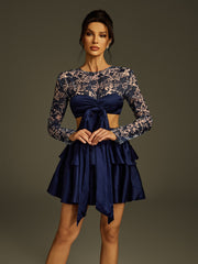 Robe courte en satin imprimée à découpes
