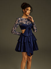 Robe courte en satin imprimée à découpes