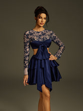 Robe courte en satin imprimée à découpes