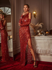 Robe longue rouge à sequins et cristaux asymétrique, avec gants assortis.