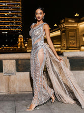 Robe argentée drapée en résille à sequins ajourée.