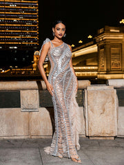 Robe argentée drapée en résille à sequins ajourée.