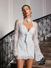 Robe courte en dentelle à manches évasées