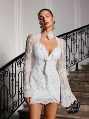 Robe courte en dentelle à manches évasées