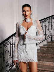 Robe courte en dentelle à manches évasées