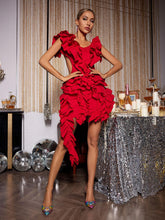 Robe rouge à volants et découpes