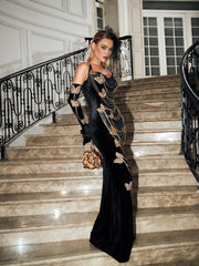 Robe en velours ornée d'une chaîne papillon