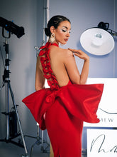 Robe rouge fendue à nœud et bandage