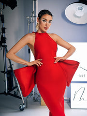 Robe rouge fendue à nœud et bandage