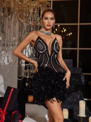 Robe courte noire ornée de strass et de plumes