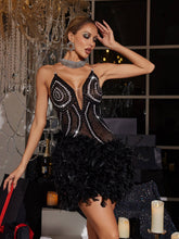 Robe courte noire ornée de strass et de plumes