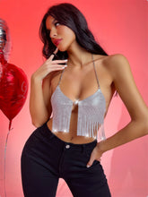 Haut dos nu à franges et sequins argentés scintillants.