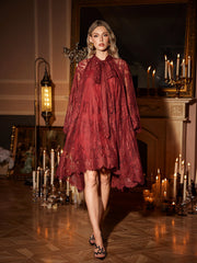 Robe longue en dentelle florale à manches longues