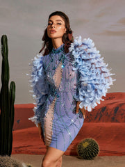 Robe courte à manches longues ornée de plumes