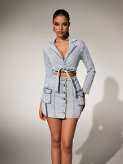 Robe courte à décolleté plongeant et à nouer
