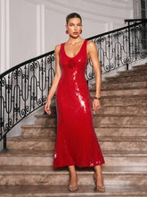 Robe rouge à sequins et décolleté plongeant