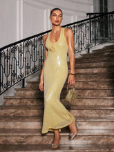 Robe jaune à sequins et décolleté plongeant