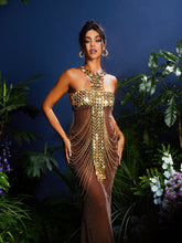 Robe à franges métalliques et chaînes de corps