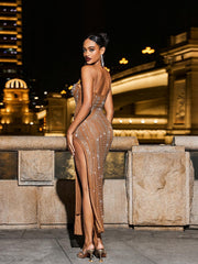 Robe en maille marron ornée de perles