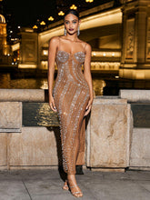 Robe en maille marron ornée de perles
