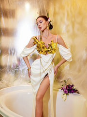 Robe longue en satin fendue et découpée