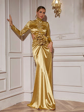 Robe longue dorée à manches longues et découpes florales
