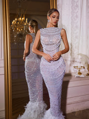 Robe longue à plumes et perles