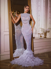 Robe longue à plumes et perles