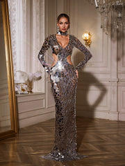 Robe longue argentée ornée de découpes et d'acrylique.