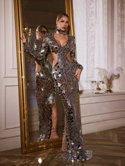 Robe longue argentée ornée de découpes et d'acrylique.