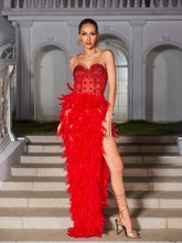 Robe longue bustier rouge à strass et plumes