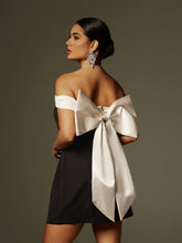 Robe mini à épaules dénudées et nœud