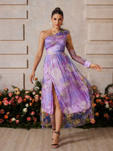 Robe midi fleurie à une épaule fendue