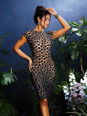 Robe courte noire ornée de cercles