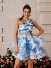 Robe courte asymétrique bleue à volants et imprimé floral.