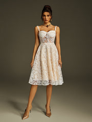 Robe midi à bretelles spaghetti en maille brodée
