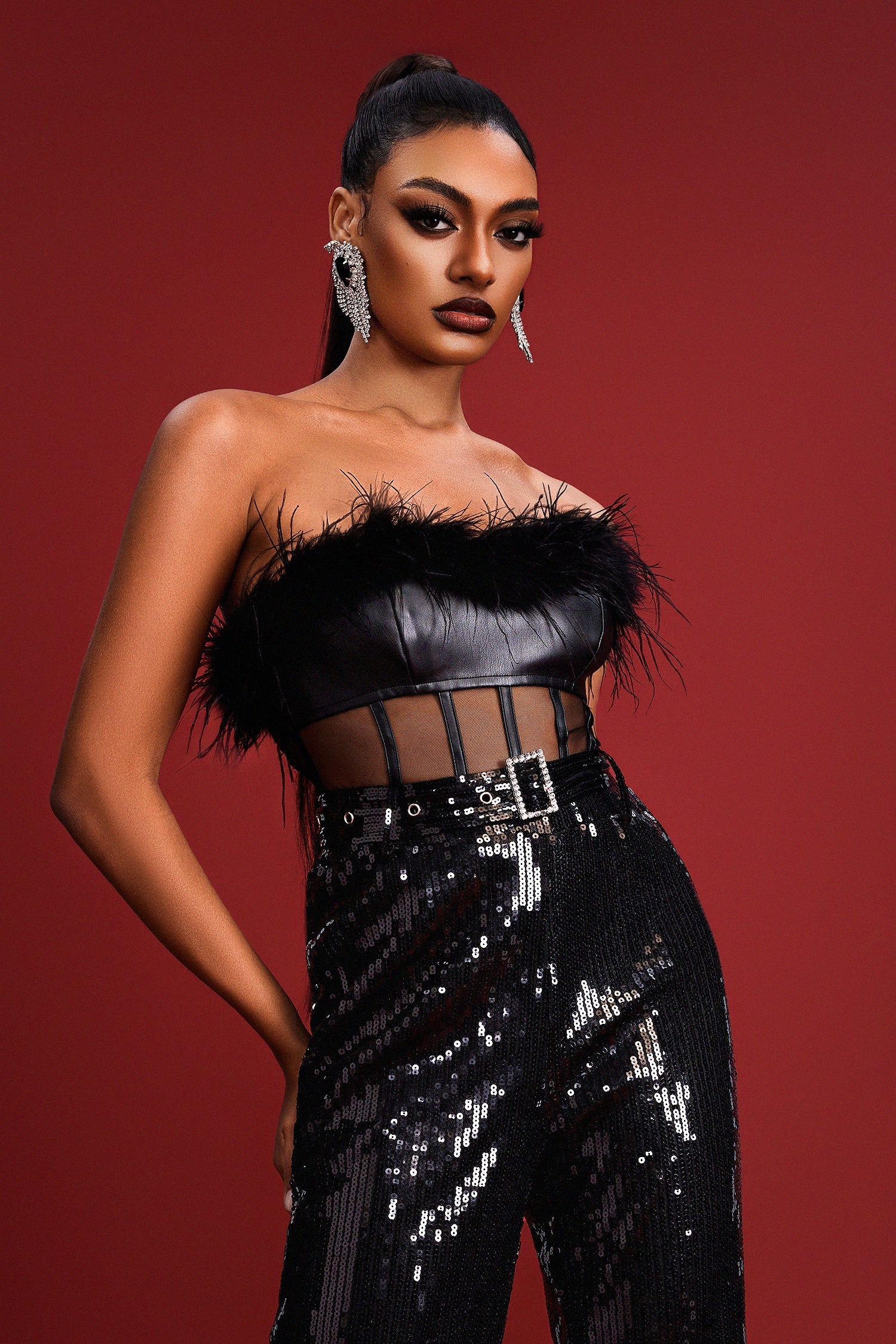 Combinaison à plumes et sequins 