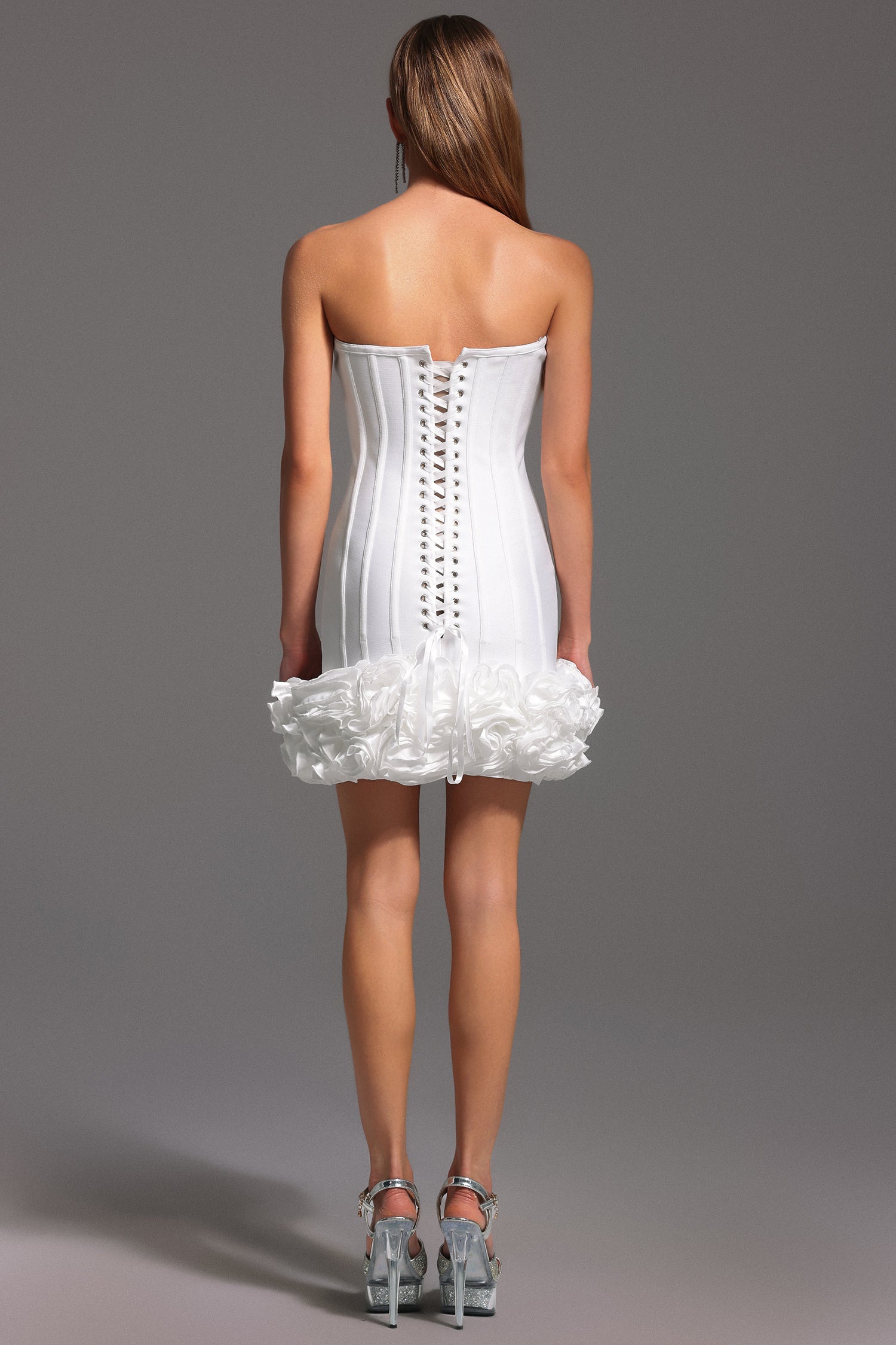 Robe mini bandage sans manches à fleurs en arêtes de poisson