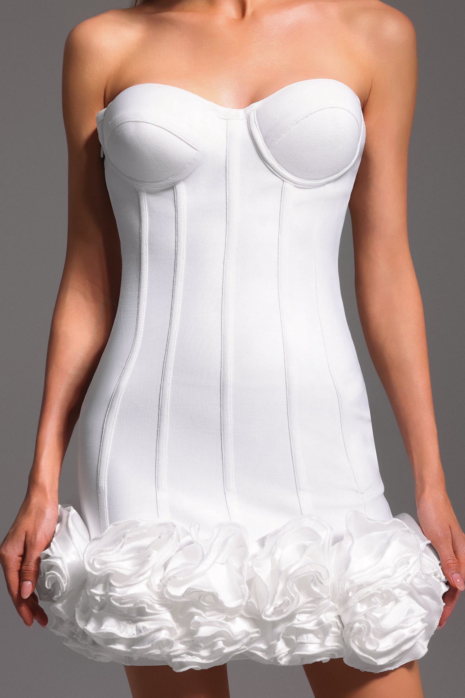 Robe mini bandage sans manches à fleurs en arêtes de poisson