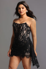 Robe courte asymétrique en dentelle 