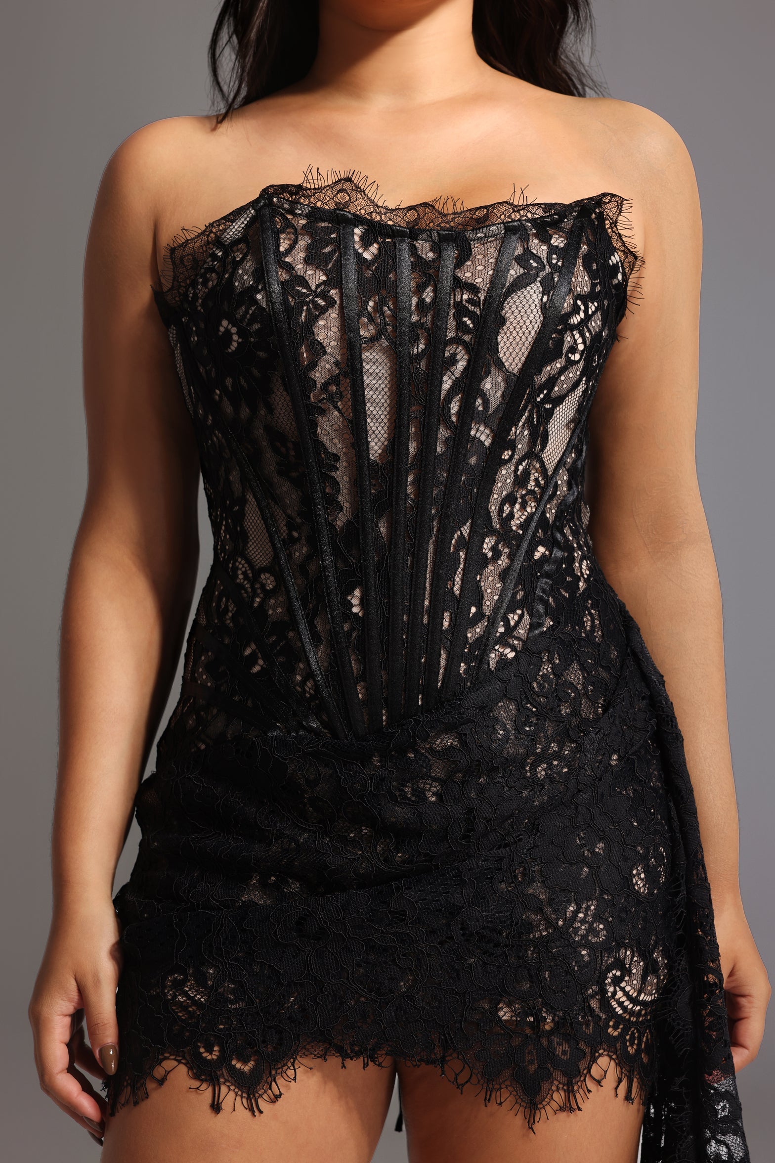 Robe courte asymétrique en dentelle 